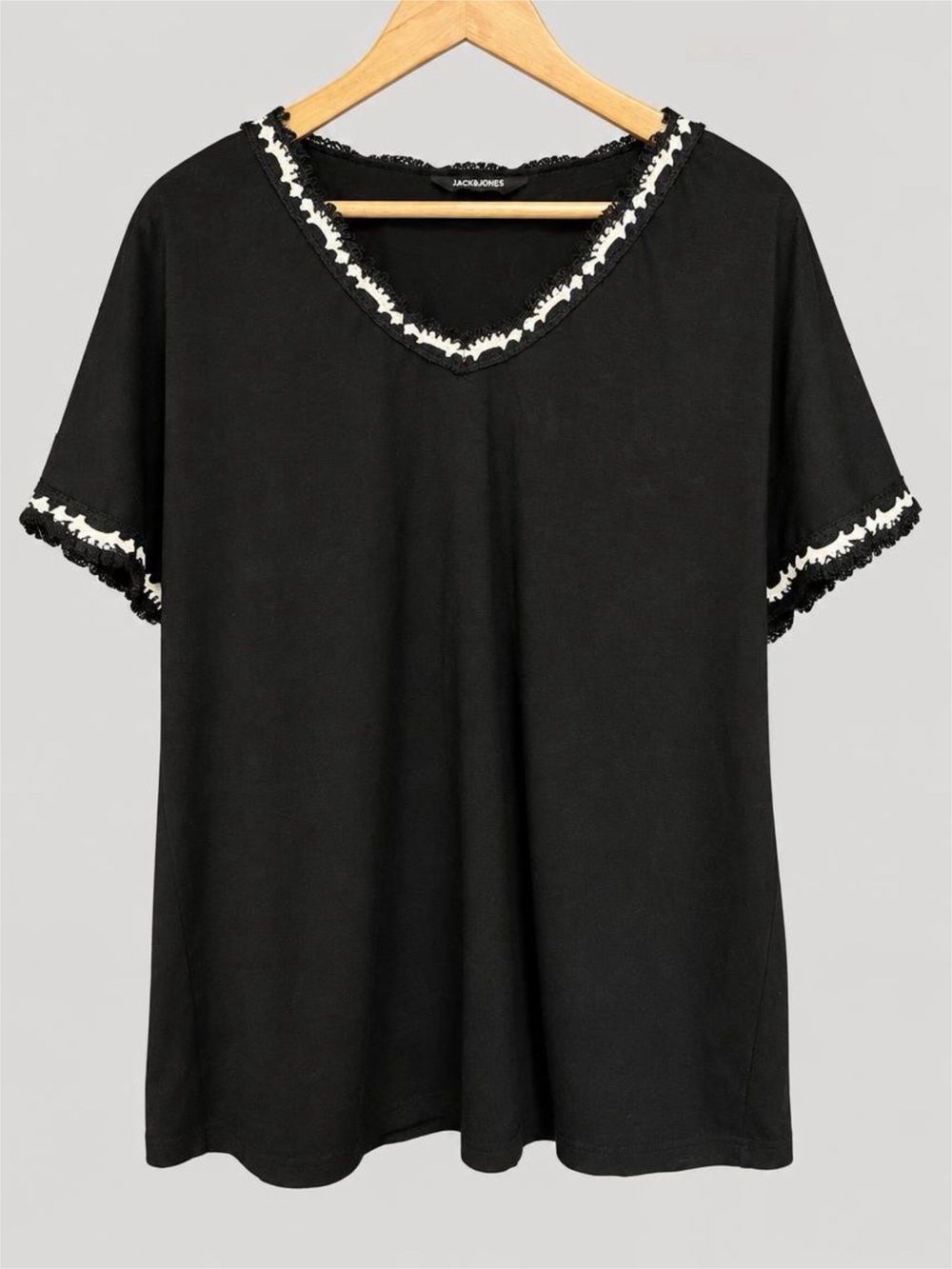 BloomChic Black V-Neck Short Sleeve Tee with Contrast Trim - 14/16